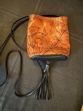 Leaf-Embossed Tan Leather Crossbody Bag with Black Trim